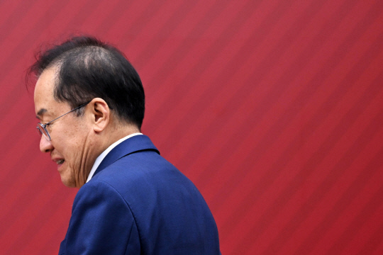 지난 4월29일 서울 여의도 국민의힘 당사에서 열린 제21대 대통령 후보자 국민의힘 3차 경선 진출자 발표 행사에서 경선에 탈락 후 정계은퇴 의사를 밝힌 홍준표 후보가 발표장에서 나가고 있다.<국회사진기자단·연합뉴스>